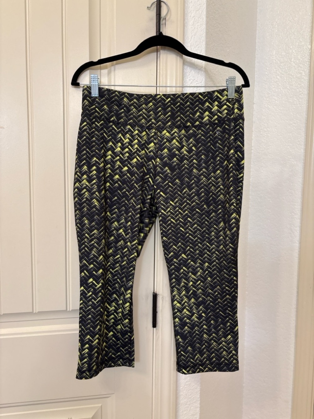 Danskin Now Capri Leggings Medium Black Yellow‎ Print Athletic Workout Pants